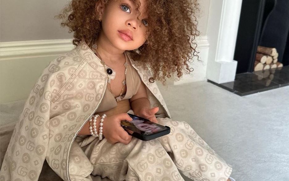 O fetiță &icirc;n v&acirc;rstă de 2 ani, de o frumusețe ireală, a cucerit Instagramul. Este extrem de cochetă &icirc;n ținute de la Gucci, Chanel sau Fendi